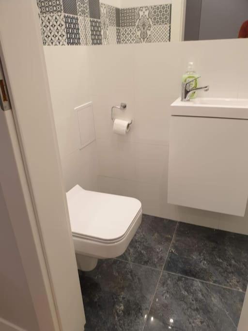 Duplex 250 M From Market Square *